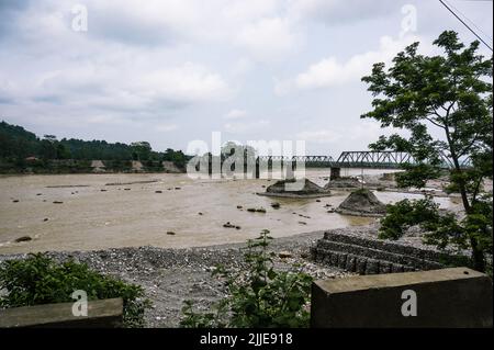 Sévike, Bengale-Occidental, Inde. 24th juillet 2022. Vue aérienne du pont ferroviaire de Sévike sur la rivière Teesta près du sanctuaire de la vie sauvage de Mahananda à Sévike. C'est un pont ferroviaire très important et une célèbre attraction touristique, qui relie Siliguri - Sevenke à la belle région des Dooars du Nord Bengale. (Credit image: © Soumyabrata Roy/Pacific Press via ZUMA Press Wire) Banque D'Images