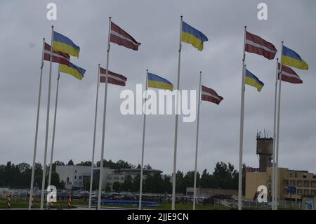 Riga, Lettonie - 12 juillet 2022 - drapeaux lettons et ukrainiens orner près de l'aéroport international de Riga - (photo de Markku Rainer Peltonen) Banque D'Images