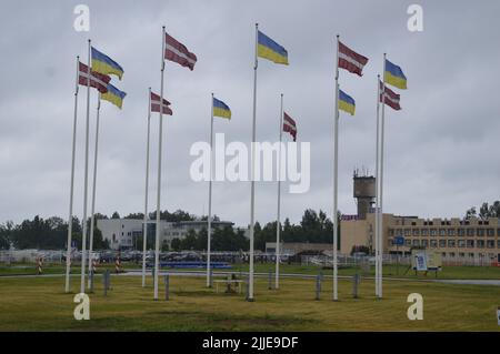 Riga, Lettonie - 12 juillet 2022 - drapeaux lettons et ukrainiens orner près de l'aéroport international de Riga - (photo de Markku Rainer Peltonen) Banque D'Images