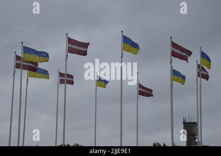 Riga, Lettonie - 12 juillet 2022 - drapeaux lettons et ukrainiens orner près de l'aéroport international de Riga - (photo de Markku Rainer Peltonen) Banque D'Images