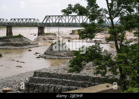 Sévike, Bengale-Occidental, Inde. 24th juillet 2022. Vue aérienne du pont ferroviaire de Sévike sur la rivière Teesta près du sanctuaire de la vie sauvage de Mahananda à Sévike. C'est un pont ferroviaire très important et une célèbre attraction touristique, qui relie Siliguri - Sevenke à la belle région des Dooars du Nord Bengale. (Credit image: © Soumyabrata Roy/Pacific Press via ZUMA Press Wire) Banque D'Images