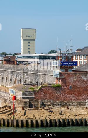 le char d'entraînement d'évacuation sous-marin de l'ancien dauphin hms à l'entrée du port de portsmouth, du front de mer de gosport et du mur de haslar le dauphin hms. Banque D'Images