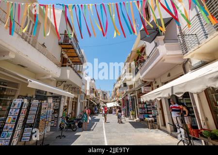 zone commerçante touristique à rethymno sur l'île grecque de crète, boutiques de souvenirs et boutiques de cadeaux dans une rue en crète, zone commerçante touristique en crète. Banque D'Images