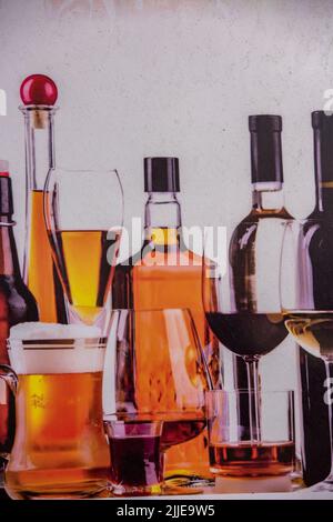 image d'une sélection différente de bouteilles et verres de vin et de bière alcool, spiritueux en bouteilles avec vins, bières et bières verres de vin. Banque D'Images