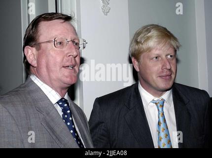 Photo du dossier datée du 24/9/2003, du chef unioniste David Trimble (à gauche) et de Boris Johnson, rédacteur en chef du magazine Spectator lors d'une fête marquant le 175th anniversaire du Spectator, à l'hôtel four Seasons, Park Lane, Londres. L'ancien premier ministre d'Irlande du Nord est décédé, a annoncé le Parti unioniste d'Ulster. Date de publication : lundi 25 juillet 2022. Banque D'Images