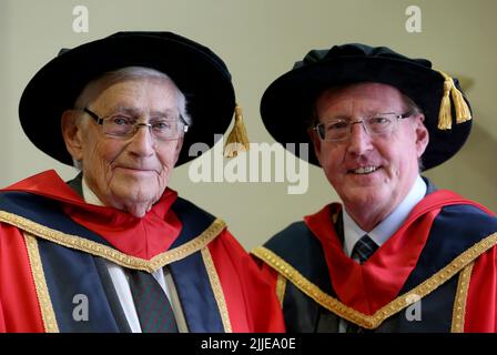 Photo du dossier datée du 8/10/2013 de Lord David Trimble (à droite) et Seamus Mallon à l'Université de Dublin City où ils ont reçu des diplômes honorifiques en reconnaissance de leur contribution clé au processus de paix en Irlande du Nord. L'ancien premier ministre d'Irlande du Nord est décédé, a annoncé le Parti unioniste d'Ulster. Date de publication : lundi 25 juillet 2022. Banque D'Images