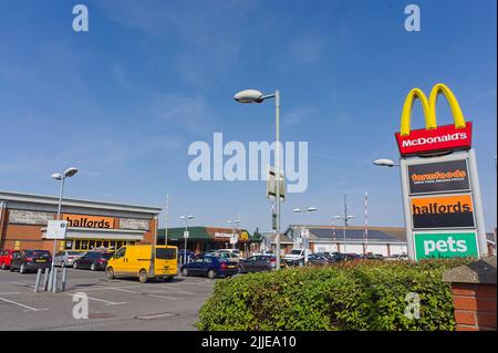 Queen Street Retail Park avec panneau d'affichage au premier plan lors d'une journée d'été ensoleillée dans le Lincolnshire de Boston Banque D'Images