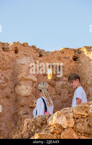 mère et fils explorant les ruines antiques de la forteresse côtière de bord de mer et les murs de la canée sur la crète, grèce, ruines antiques, exploration, mère et fils. Banque D'Images