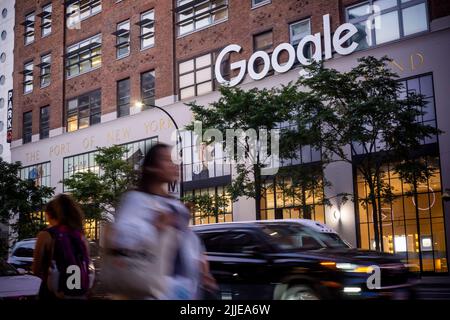 Le logo Google sur leur bâtiment au 111 Eighth Avenue à New York mardi, 19 juillet 2022. (© Richard B. Levine) Banque D'Images