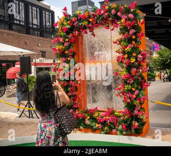 Les visiteurs brave la chaleur excessive pour affluer vers l'activation de la marque « Love Island: USA » de Peacock dans le quartier de Meatpacking à New York le mercredi 20 juillet 2022. Initialement développée au Royaume-Uni, la série de rencontres « Reality » en est à sa quatrième saison et a été créée sur le réseau de diffusion en continu sur 19 juillet. (© Richard B. Levine) Banque D'Images