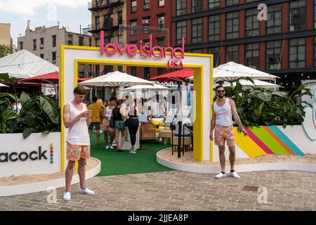 Les visiteurs brave la chaleur excessive pour affluer vers l'activation de la marque « Love Island: USA » de Peacock dans le quartier de Meatpacking à New York le mercredi 20 juillet 2022. Initialement développée au Royaume-Uni, la série de rencontres « Reality » en est à sa quatrième saison et a été créée sur le réseau de diffusion en continu sur 19 juillet. (© Richard B. Levine) Banque D'Images