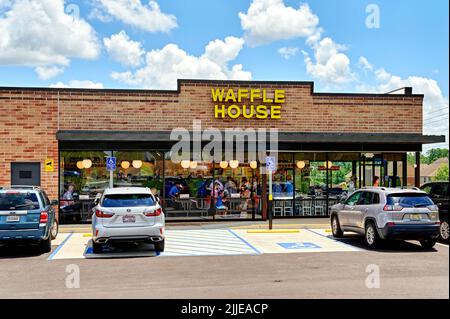 Les personnes qui mangent dans un Waffle House, un petit restaurant de petit-déjeuner familial à l'entrée extérieure de Pike Road Alabama, USA. Banque D'Images