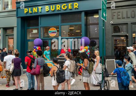 Des centaines de personnes s'alignent à l'ouverture d'une succursale de la chaîne de restaurants sans viande BURGER PLNT dans le quartier de Nomad à New York jeudi, 21 juillet 2022. La chaîne de restaurants végétaliens rapides et décontractés, servant au-delà des hamburgers de viande, lancée en 2019, compte 12 emplacements et prévoit d'en avoir 30 d'ici la fin de 2023.(© Richard B. Levine) Banque D'Images