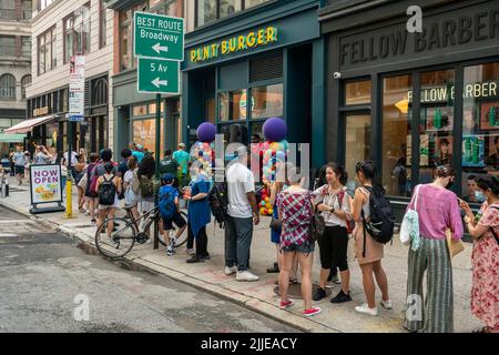 Des centaines de personnes s'alignent à l'ouverture d'une succursale de la chaîne de restaurants sans viande BURGER PLNT dans le quartier de Nomad à New York jeudi, 21 juillet 2022. La chaîne de restaurants végétaliens rapides et décontractés, servant au-delà des hamburgers de viande, lancée en 2019, compte 12 emplacements et prévoit d'en avoir 30 d'ici la fin de 2023.(© Richard B. Levine) Banque D'Images