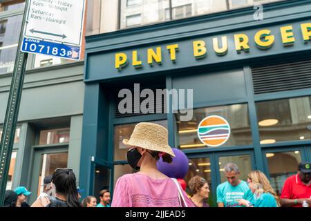 Des centaines de personnes s'alignent à l'ouverture d'une succursale de la chaîne de restaurants sans viande BURGER PLNT dans le quartier de Nomad à New York jeudi, 21 juillet 2022. La chaîne de restaurants végétaliens rapides et décontractés, servant au-delà des hamburgers de viande, lancée en 2019, compte 12 emplacements et prévoit d'en avoir 30 d'ici la fin de 2023.(© Richard B. Levine) Banque D'Images