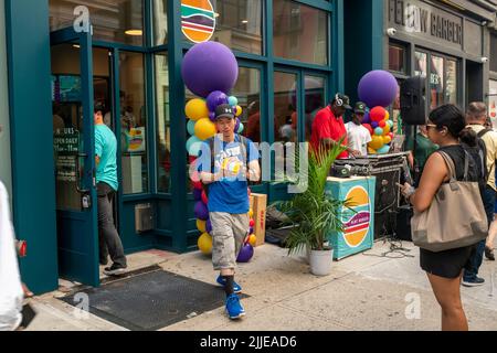 Des centaines de personnes s'alignent à l'ouverture d'une succursale de la chaîne de restaurants sans viande BURGER PLNT dans le quartier de Nomad à New York jeudi, 21 juillet 2022. La chaîne de restaurants végétaliens rapides et décontractés, servant au-delà des hamburgers de viande, lancée en 2019, compte 12 emplacements et prévoit d'en avoir 30 d'ici la fin de 2023.(© Richard B. Levine) Banque D'Images