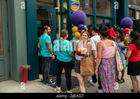 Des centaines de personnes s'alignent à l'ouverture d'une succursale de la chaîne de restaurants sans viande BURGER PLNT dans le quartier de Nomad à New York jeudi, 21 juillet 2022. La chaîne de restaurants végétaliens rapides et décontractés, servant au-delà des hamburgers de viande, lancée en 2019, compte 12 emplacements et prévoit d'en avoir 30 d'ici la fin de 2023.(© Richard B. Levine) Banque D'Images