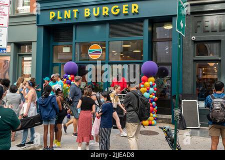 Des centaines de personnes s'alignent à l'ouverture d'une succursale de la chaîne de restaurants sans viande BURGER PLNT dans le quartier de Nomad à New York jeudi, 21 juillet 2022. La chaîne de restaurants végétaliens rapides et décontractés, servant au-delà des hamburgers de viande, lancée en 2019, compte 12 emplacements et prévoit d'en avoir 30 d'ici la fin de 2023.(© Richard B. Levine) Banque D'Images