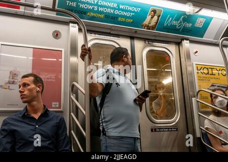 Les pilotes de métro sur la ligne IND “C” à New York le dimanche, 24 juillet 2022. (© Richard B. Levine) Banque D'Images