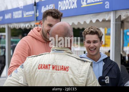 Grant Williams avec AJ Pritchard et Curtis Pritchard Banque D'Images