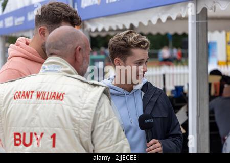 Grant Williams avec AJ Pritchard et Curtis Pritchard Banque D'Images