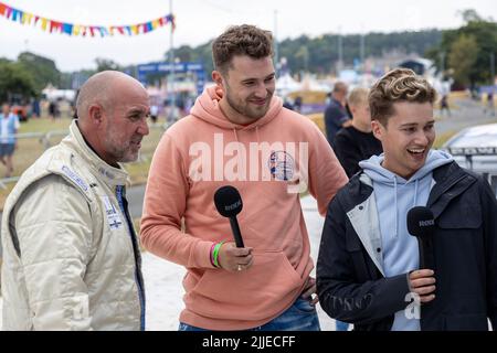 Grant Williams avec AJ Pritchard et Curtis Pritchard Banque D'Images