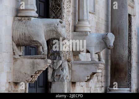 Façade de la basilique emblématique de San Nicola dans le centre-ville de Bari, en Italie Banque D'Images