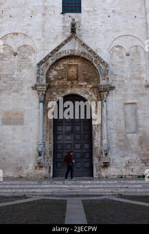 Façade de la basilique emblématique de San Nicola dans le centre-ville de Bari, en Italie Banque D'Images