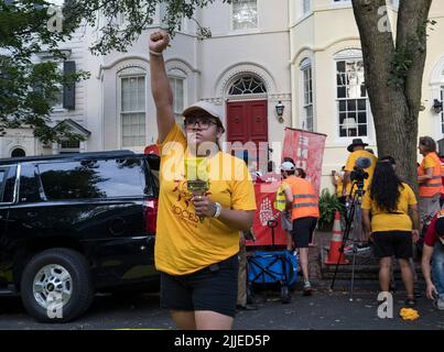 Washington, DC, Etats-Unis, 25 juillet 2022, District de Columbia, Etats-Unis: Celeste Garcia soulève sa poing en solidarité avec la demande des activistes de l'immigration que le président Biden tient sa promesse de campagne de mettre fin aux contrats de POLICE-GLACE 287(g), ce qui a entraîné des déportations massives. (Image de crédit : © Sue Dorfman/ZUMA Press Wire) Banque D'Images