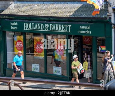 Penzance, Royaume-Uni - 19 juillet 2022 - la façade de la boutique d'aliments santé Hollande et Barrett sur le marché Jew Street Banque D'Images