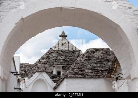 Toit typique en pierre pilée d'un trullo à Alberobello, Italie Banque D'Images