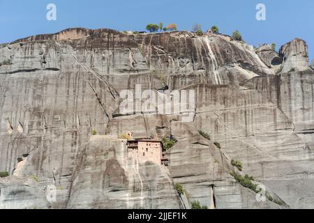 Le monastère miraculeux byzantin sur la formation rocheuse, Meteora, Grèce. Mystérieuse pendaison sur des monastères de rochers de Meteora, Grèce Banque D'Images