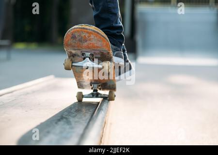 urban man hobby skateboarding loisir trick park Banque D'Images