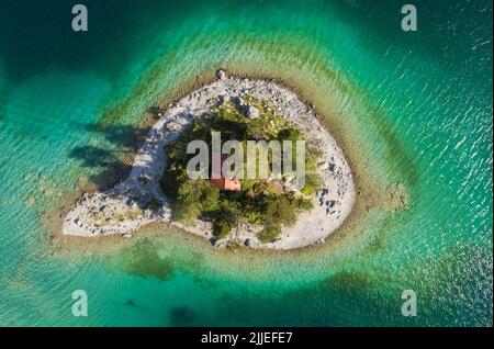 Vue aérienne de l'île Schönbichl au lac Eibsee. Grainau, Werdenfelser Land, haute-Bavière, Allemagne Banque D'Images