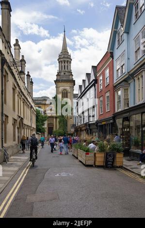 Découvrez les touristes et les bâtiments de Turl Street, avec l'église All Saints, la bibliothèque de Lincoln College en arrière-plan, Oxford Oxfordshire, Royaume-Uni Banque D'Images