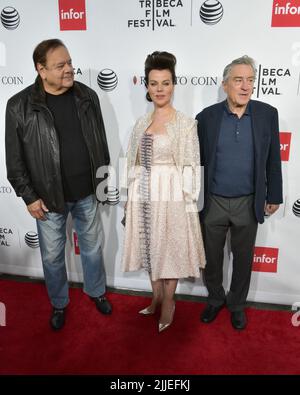 (G-D) les acteurs Paul Sorvino, Debi Mazar et Robert de Niro assistent à la projection nocturne de clôture de 'Goodfellas' lors du Tribeca film Festival 2015 à B Banque D'Images