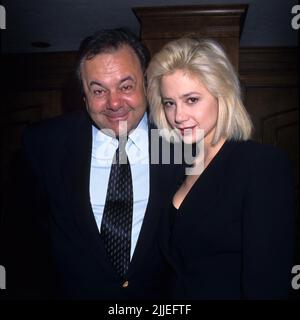 PAUL SORVINO (13 avril 1939 - 25 juillet 2022) était un acteur, chanteur d'opéra, homme d'affaires, écrivain et sculpteur américain. Il dépeint souvent des figures d'autorité des deux côtés de la loi et était connu pour ses rôles dans le film de gangster de 1990 'Goodfellas', et la série télévisée 'Law & Order'. PHOTO DU DOSSIER: Los Angeles, Californie, Etats-Unis: PAUL SORVINO avec sa fille MIRA SORVINO aux Broadcast film Criticians Awards 1996. (Image de crédit : © Lisa Rose/ZUMA Wire) Banque D'Images