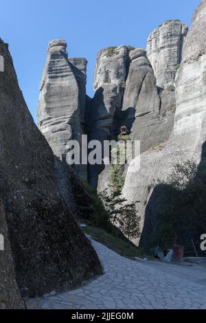 Meteora unique et d'énormes colonnes de roche s'élèvent précipitamment du sol, à côté des monts Pindos. Région occidentale de la Thessalie, Kalabaka, GRE Banque D'Images