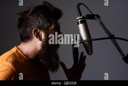 Chanteur Masculin Chantant Dans Un Microphone à Condensateur