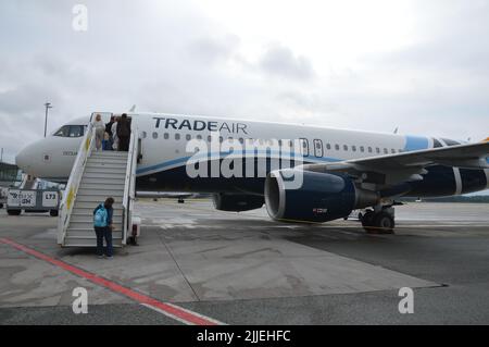 Riga, Lettonie - 12 juillet 2022 - avion de transport aérien à l'aéroport international de Riga. - (Photo de Markku Rainer Peltonen) Banque D'Images