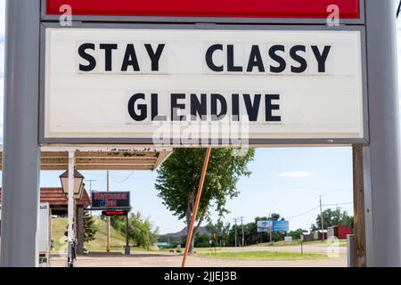Glendive, Montana - 22 juillet 2022: Panneau à une station-service lit rester classe Glendive. Signe drôle Banque D'Images