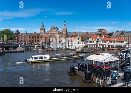 Centre d'Amsterdam, gare centrale, Stationsplein, point de départ pour de nombreuses excursions, visites des canaux, pays-Bas, Banque D'Images