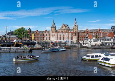 Centre d'Amsterdam, gare centrale, Stationsplein, point de départ pour de nombreuses excursions, visites des canaux, pays-Bas, Banque D'Images