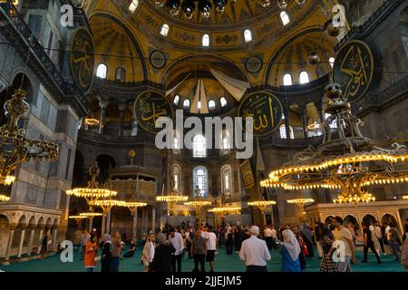 Istanbul, Turquie - 18 juin 2022 : intérieur de la basilique Sainte-Sophie. La Grande Mosquée et autrefois l'Église est une destination populaire parmi les pèlerins et à Banque D'Images