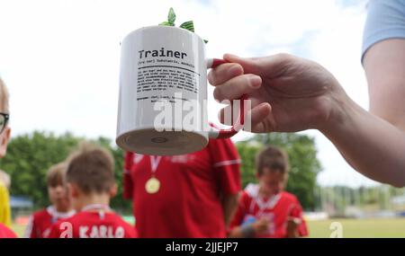 Dulmen, Allemagne. 21st juin, 2022. Firo: 22.06.2022, football, saison 2021/2022, football amateur dernière session d'entraînement obtient une coupe d'entraîneur comme cadeau bénévolat, ligue de district, football de jeunesse, affaires sociales, sport populaire, DJK SF Dulmen, volontaire sportif amateur, Werner Feugmann (73 ans) entre, après 36 ans, dans le travail bénévole, comme entraîneur, Le U6, AT, le, DJK Dulmen, retour, Adieu, crédit : dpa/Alamy Live News Banque D'Images