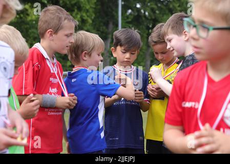 Dulmen, Allemagne. 21st juin, 2022. Firo: 06/22/2022, football, saison 2021/2022, football amateur dernière formation ses joueurs obtiennent un média comme rappel, cérémonie de prix, temps de bénévolat, ligue de district, football de jeunesse, Social, populaire sport, DJK SF Dulmen, amateur sport bénévoles, Werner Feugmann (73 ans) rejoint, après 36 ans, en fonction honoraire, comme entraîneur, Le U6, AT, le, DJK Dulmen, retour, Adieu, crédit : dpa/Alamy Live News Banque D'Images