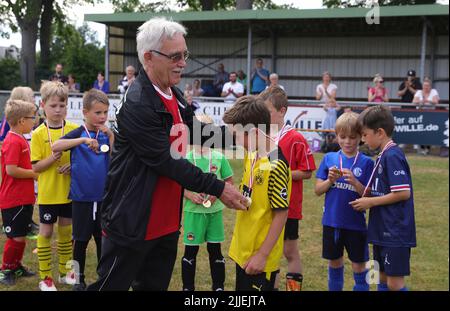 Dulmen, Allemagne. 21st juin, 2022. Firo: 22.06.2022, football, saison 2021/2022, volontaire de dernier entraînement de football amateur, ligue de district, football de jeunesse, social, sport de masse, DJK SF Dulmen, volontaire sportif amateur, Werner Feugmann (73 ans) entre, après 36 ans, en fonctions honorifiques, comme entraîneur, Le U6, AT, le, DJK Dulmen, retour, Adieu, crédit : dpa/Alamy Live News Banque D'Images