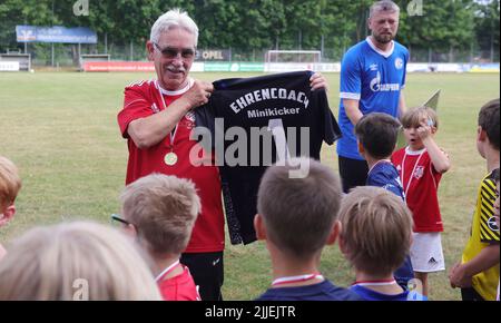 Dulmen, Allemagne. 21st juin 2022. Firo: 06/22/2022, football, saison 2021/2022, football amateur dernière session d'entraînement obtient un maillot comme cadeau bureau honoraire, ligue de district, football de jeunesse, affaires sociales, sport de masse, DJK SF Dulmen, volontaire sportif amateur, Werner Feugmann (73 ans) entre, après 36 ans, dans le travail bénévole, comme entraîneur, Le U6, AT, le, DJK Dulmen, retour, Adieu, crédit : dpa/Alamy Live News Banque D'Images