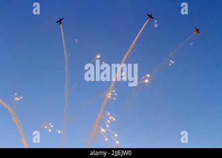 Gijon, Espagne. 23rd juillet 2022. Le Festival International de l'Air de GijÃ³n est le doyen des festivals aéronautiques espagnols. Dans son édition de 25th, il a eu une gamme variée d'avions et une démonstration de nuit au festival de l'air au coucher du soleil. (Credit image: © Mercedes Menendez/Pacific Press via ZUMA Press Wire) Banque D'Images