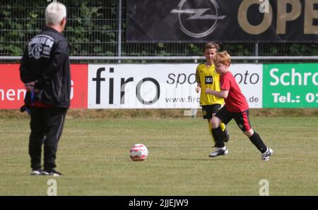 Dulmen, Allemagne. 21st juin, 2022. Firo: 22.06.2022, football, saison 2021/2022, football amateur dernière formation avant firo conseil de publicité bénévolat, ligue de district, football de jeunesse, affaires sociales, sport de masse, DJK SF Dulmen, volontaire sportif amateur, Werner Feugmann (73 ans) entre, après 36 ans, en tant qu'entraîneur, le U6, At, The, DJK Dulmen, retour, adieu, Credit: dpa/Alay Live News Banque D'Images